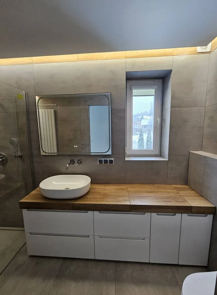 Remont łazienki na poddaszu Żywiec — szare płytki, drewniany