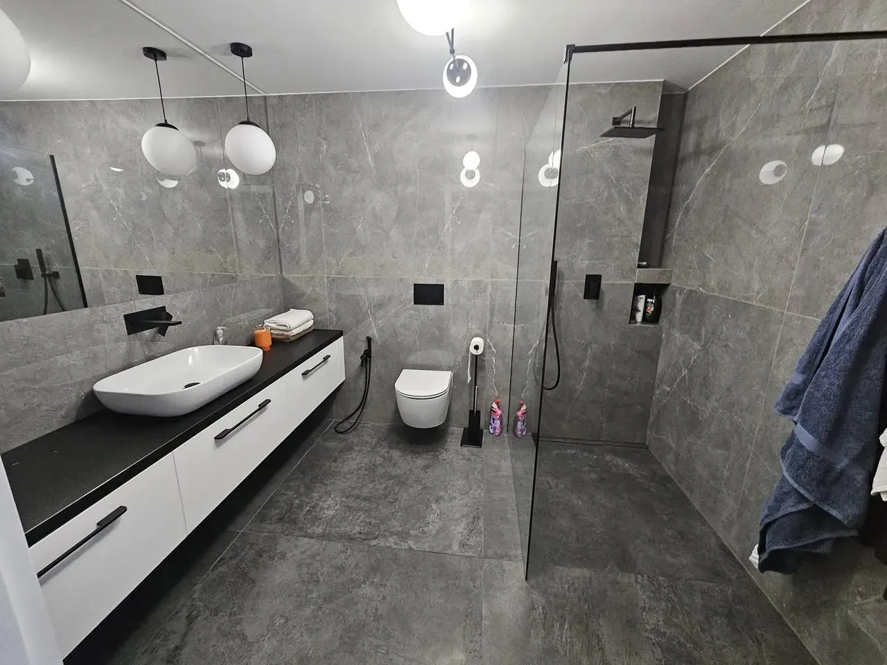 Wykończenie łazienki Żywiec — ciemne płytki, czarna armatura