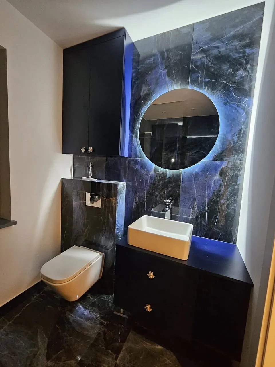 Kafelkowanie łazienki Bielsko-Biała — ciemny marmur z podświ